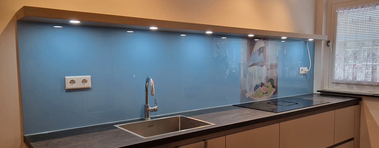 Wandplank boven keuken met LED spots | wandplank.nl