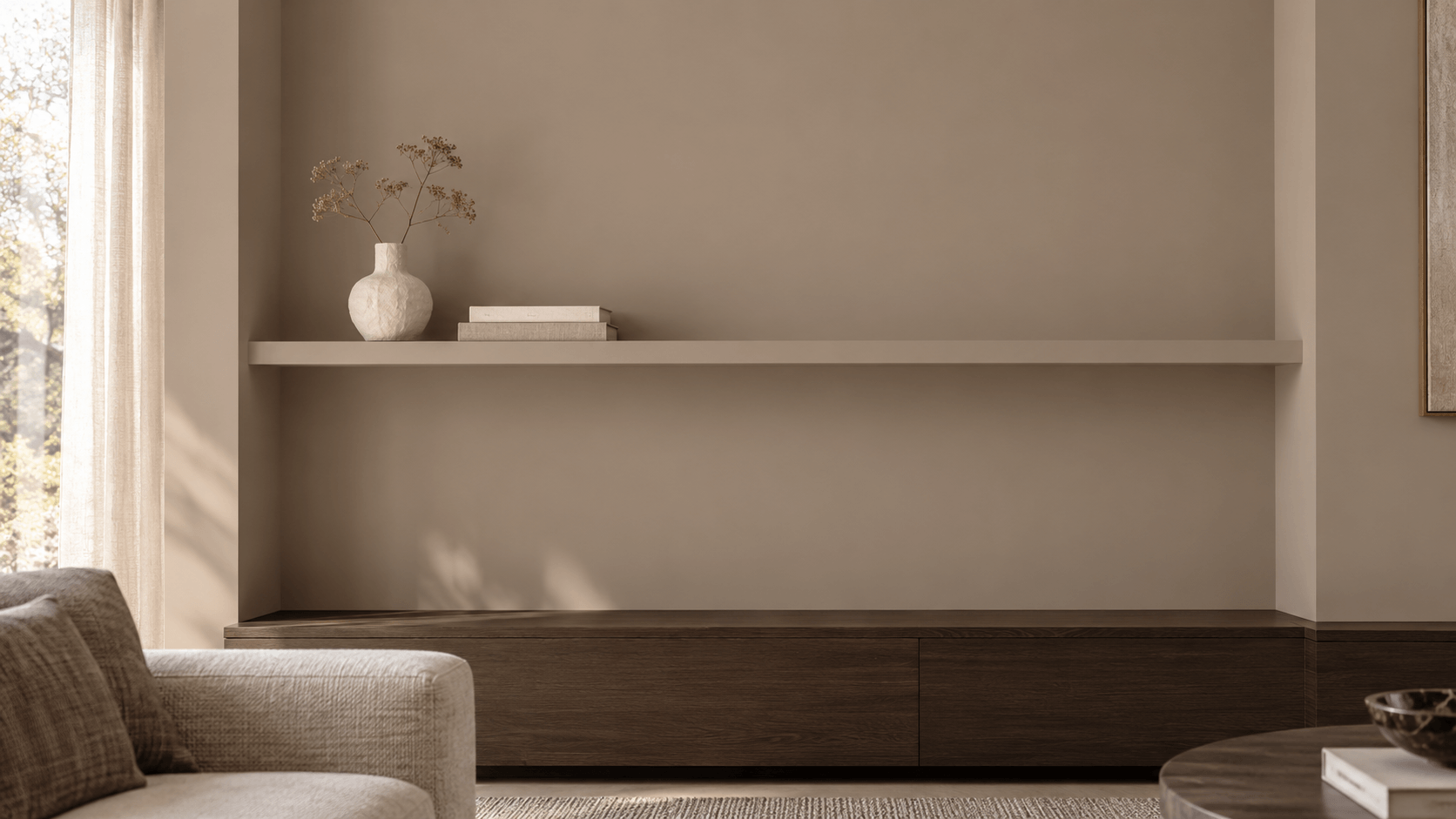 Beige wandplank gespoten in dezelfde kleur als de wand, boven een houten kast